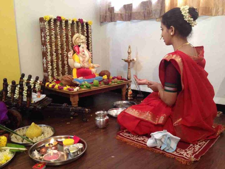 सायलीच्या घरी उजव्या सोंडेचा गणपती असतो. गेल्या चार वर्षांपासून सायलीच्याच हस्ते तो बसवण्यात येतो. 