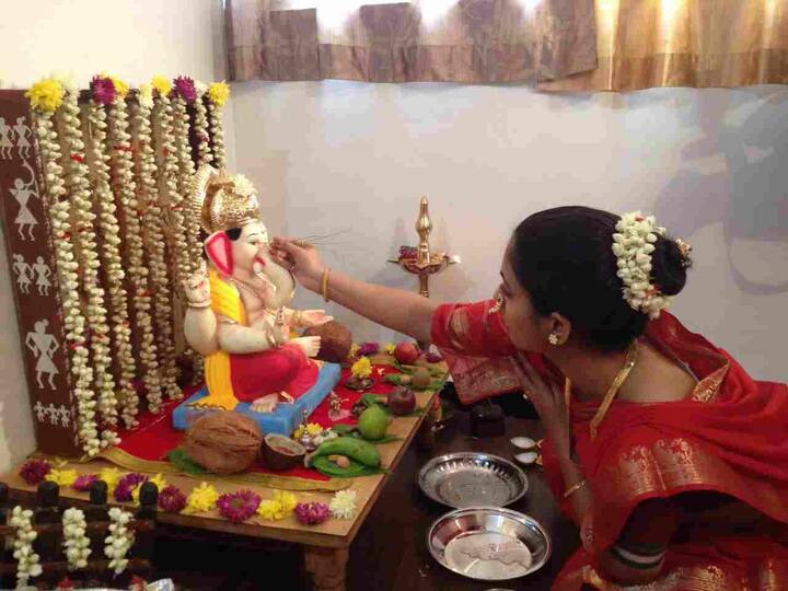 सायलीने म्हणजेच गौरीने या वर्षीही गणपतीची मनोभावे पूजा केली. विशेष म्हणजे 'काहे दिया परदेस'मध्ये सायली सोबत दिसणारा शिव अर्थात रिषी सक्सेनाने स्वतः तयार केलेला गणपती देखील मकरात ठेवला.