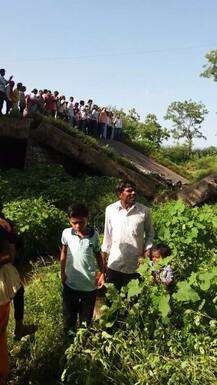 औरंगाबादमध्ये निजामकालीन पूल कोसळला, 4 जण जखमी