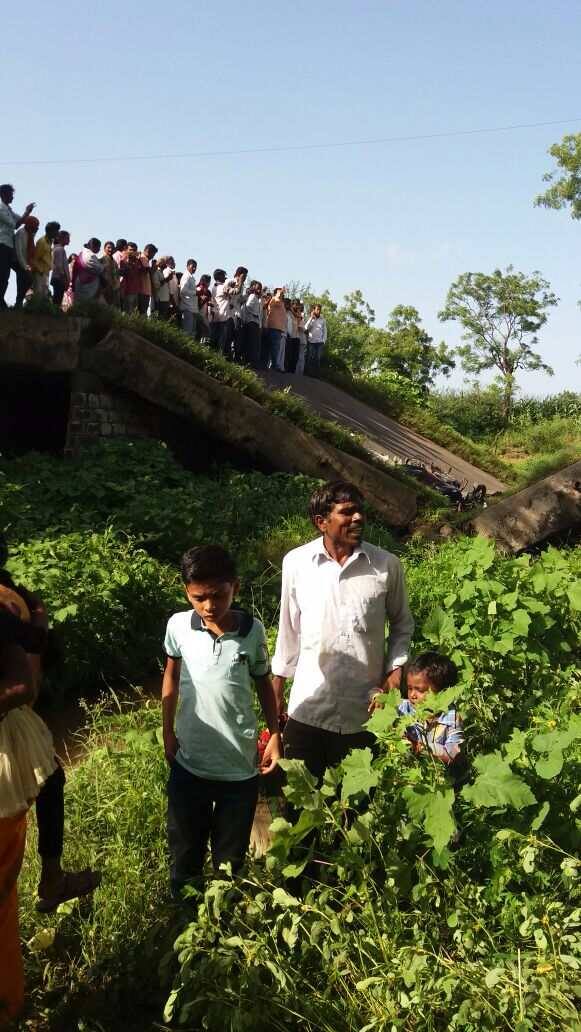सिल्लोडचे आमदार अब्दुल सत्तार यांनी या पुलाच्या दुरुस्तीसाठी एक महिन्यापूर्वीच संबंधित विभागाला पत्र लिहिलं होतं, अशी माहिती त्यांनी दुर्घटनेनंतर दली. दरम्यान प्रशासनाच्या दुर्लक्षामुळे पुन्हा एकदा महाड दुर्घटनेची पुनरावृत्ती झाली.
