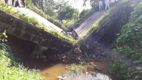 औरंगाबादमध्ये निजामकालीन पूल कोसळला, 4 जण जखमी औरंगाबादमध्ये निजामकालीन पूल कोसळला, 4 जण जखमी