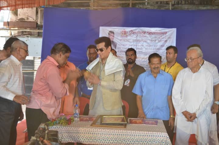 जितेंद्र यांना गिरगावातील श्याम सदन म्हणजे पूर्वीची रामचंद्र बिल्डिंग सोडून पन्नासहून अधिक वर्ष झाली. तरीही ते दरवर्षी गणेशोत्सवासाठी नियमित हजेरी लावतात. 
