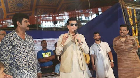 जितेंद्र यांची गिरगावातील बाप्पाच्या दर्शनाला हजेरी जितेंद्र यांची गिरगावातील बाप्पाच्या दर्शनाला हजेरी