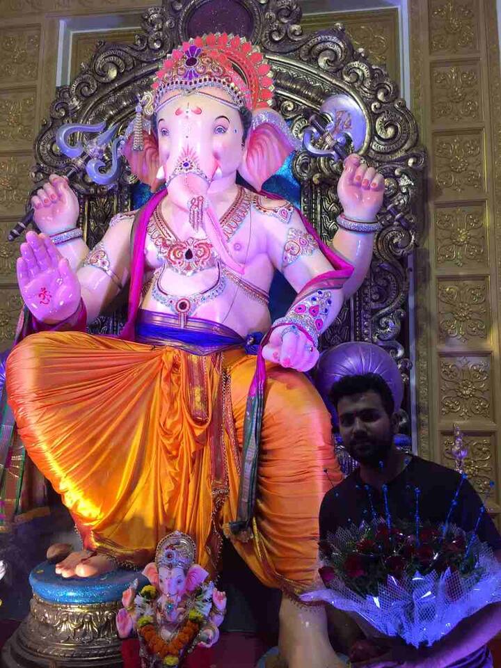 भारताचा फलंदाज रोहित शर्माच्या घरीही बाप्पा विराजमान झाले आहेत.