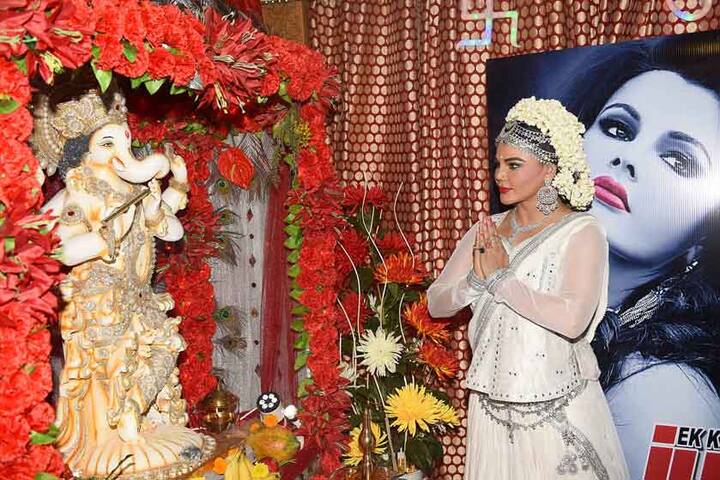 राखी सावंतच्याही घरी गणपती बाप्पा विराजमान झाले.