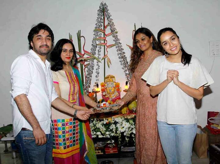श्रद्धा कपूरनेही आपल्या कुटुंबीयांसोबत बाप्पाची पूजा केली.
