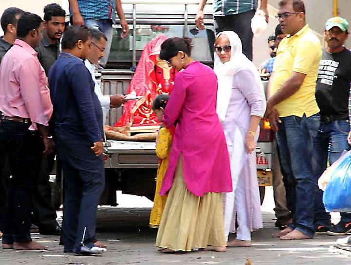 दरवर्षीप्रमाणे या वर्षीही बाप्पाचं सलमानच्या घरी उत्साहात स्वागत करण्यात आलं. 