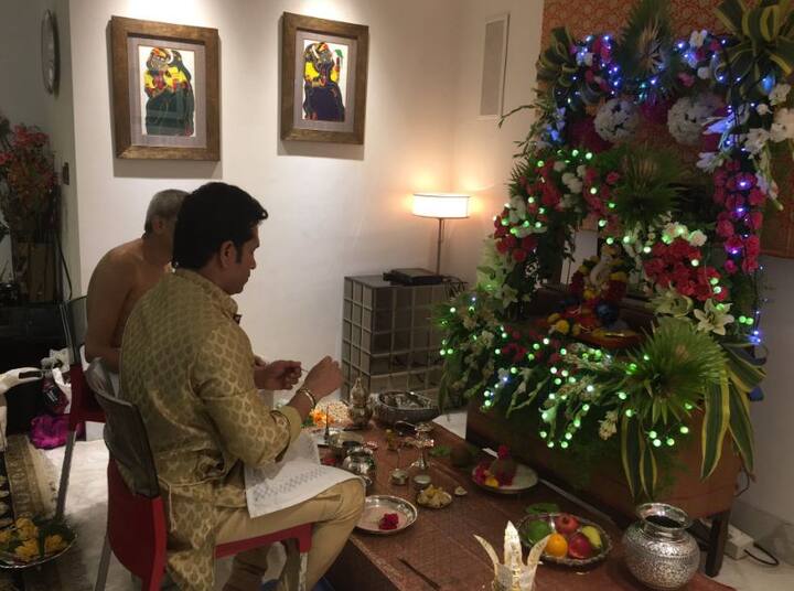 मास्टर ब्लास्टर सचिन तेंडुलकर आपल्या घरी गणपतीची प्रतिष्ठापना करताना...