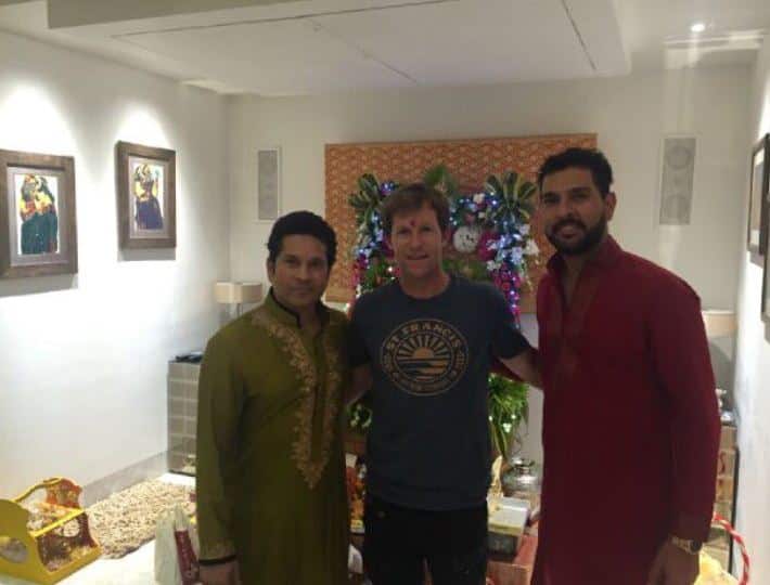 यावेळी सचिनच्या घरी गणपतीचे दर्शन घेण्यासाठी भारतीय क्रिकेटचा सिक्सर किंग युवराज सिंगनेही उपस्थिती लावली.