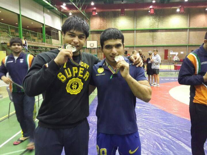 सत्यव्रतने 2010 सालात झालेल्या युवा ऑलिम्पिक स्पर्धेत 100 किलो वजनी गटातून कांस्यपदकाची कमाई केली होती.