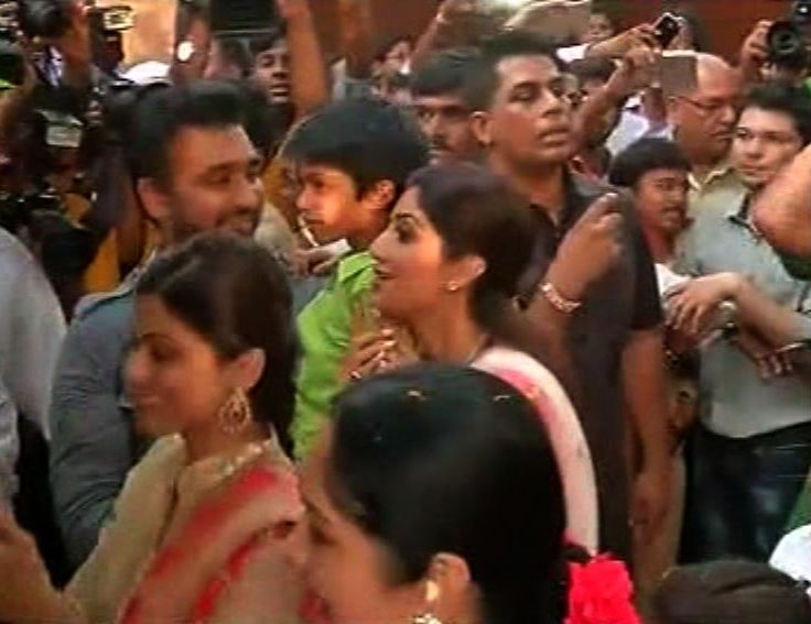 सेलेब्रिटिंच्या दीड दिवसाच्या बाप्पाचं जल्लोषात विसर्जन!