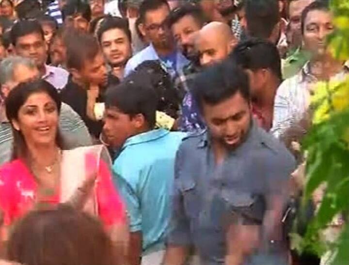 अभिनेत्री सोनाली बेंद्रेच्या घरी विराजमान झालेल्या बाप्पाचंही मोठ्या भक्तीभावानं विसर्जन करण्यात आलं.