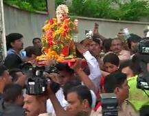 सेलेब्रिटिंच्या दीड दिवसाच्या बाप्पाचं जल्लोषात विसर्जन!