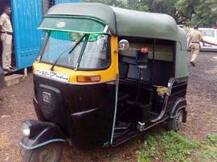 आता नाशिकमध्येही वर्दीवर हात, पोलिसाच्या अंगावर रिक्षा घातली!