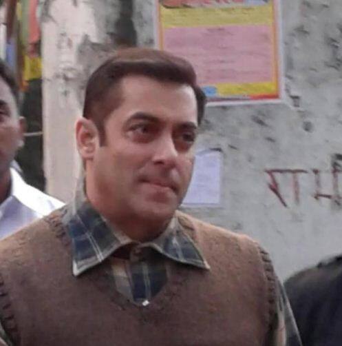 शुटिंग दरम्यान सलमान साध्या वेशात दिसून आला. मात्र सिनेमात सलमान कोणत्या भूमिकेत आहे, याबाबत सस्पेंस ठेवण्यात आला आहे.