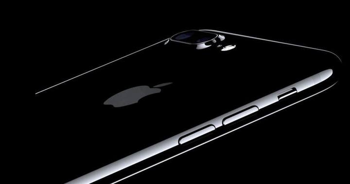 परंतु भारतीयांना आयफोन 7 आणि आयफोन 7 प्लससाठी आणखी काही दिवस प्रतीक्षा करावी लागणार आहे. भारतात 7 ऑक्टोबरला आयफोन 7 लॉन्च होणार असून त्यांची किंमत 60 हजारांपासून सुरु होईल.