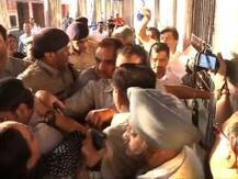 दिल्लीत मुख्यमंत्री केजरीवालांना भाजप महिला कार्यकर्त्यांचा घेराव