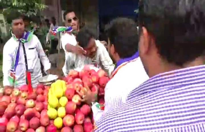 दुसरं कारण म्हणजे संबंधित व्यक्तीने कुण्या एका मराठी व्यक्तीला आडकाठी केल्यानं ही मारहाण झाल्याचं सांगितलं जात आहे.