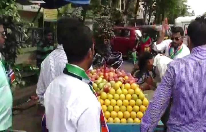 अमृतनगरमध्ये काल संध्याकाळी 4 ते 5 च्या दरम्यान हा प्रकार घडला. मारहाणीनंतर त्याच्या हातगाडीवरची फळंही रस्त्यावर फेकून दिली.