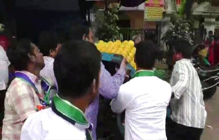 घाटकोपरमध्ये एका उत्तर भारतीय फळ विक्रेत्याला मनसेच्या 4 ते 5 कार्यकर्त्यांनी बेदम मारहाण केली आहे. 