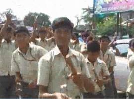 March Of Students In Pathardi Ahmednagar Against Road Romeos रोडरोमियोंचा बंदोबस्त करा, विद्यार्थ्यांचा लेझिम मोर्चा