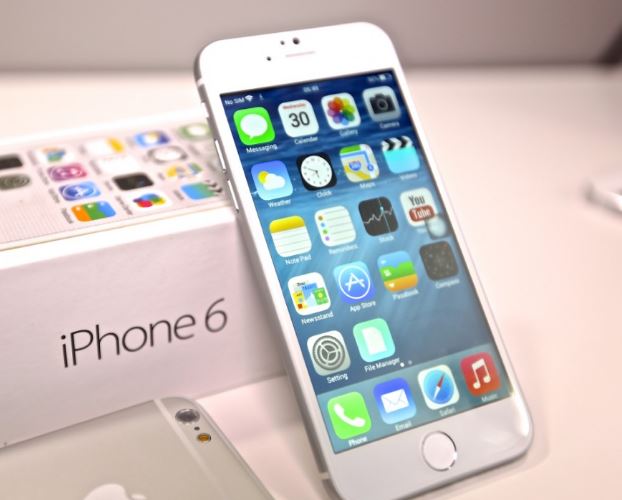 भारतात नवा आयफोन लाँच झाल्यानंतर जुन्या मॉडेल्सच्या किंमतीत घट होते असं पाहायला मिळालं आहे. पण कंपनीनं आता जुने मॉडेल हटविण्याचा निर्णय घेतला आहे. 