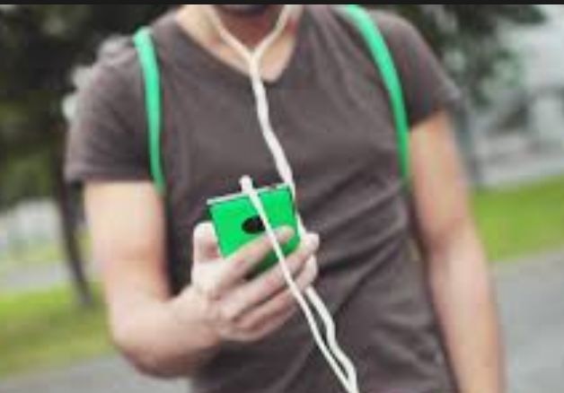 Excess usage of smartphone and headphones may cause deafness in users latest update मोबाईल-हेडफोनचा अतिरेक, तरुणाई बहिरेपणाच्या मार्गावर
