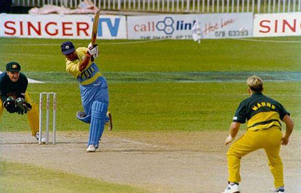 सचिनने 9 फेब्रुवारी 1994 रोजी सचिनने आपल्या कारकीर्दीतील पहिले शतक झळकावले आहेत. 23 वर्षांच्या त्याच्या कारकीर्दीत सचिनने कसोटी आणि एकदिवसीय सामन्यात 100 शतके झळकावली. 2010 सालातील दक्षिण अफ्रिकेविरूद्धच्या सामन्यात त्याने नाबाद 200 धावांची खेळी करत एकदिवसीय क्रिकेटमधील पहिले द्विशतक झळकावले.