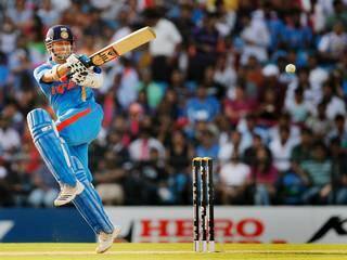 सचिनने आपल्या कारकीर्दीतील पहिले शतक ऑस्ट्रेलिया विरूध्द झळकावले. त्याने या सामन्यात 130 चेंडूत 8 चौकार आणि 2 षटकारांच्या मदतीने 110 धावा ठोकल्या.