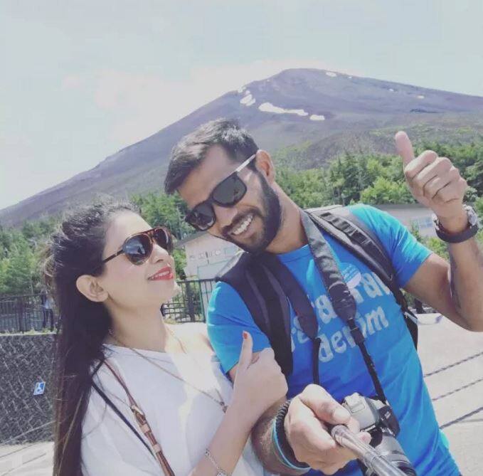 जलदगती गोलंदाज अशोक डिंडा आणि त्याची पत्नी श्रेयसी रुद्राची जोडीही इंडियन क्रिकेटपटूमधील सर्वात हॉट जोडी आहे.