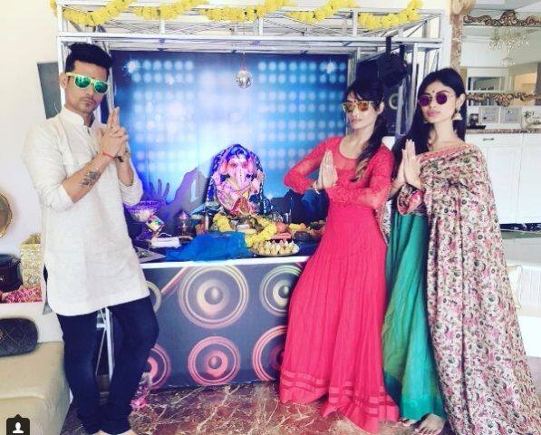  मौनी रॉय 