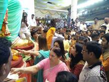 उद्योगपती मुकेश अंबानी लालबाग राजाच्या चरणी...