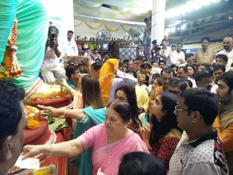 उद्योगपती मुकेश अंबानी लालबाग राजाच्या चरणी... उद्योगपती मुकेश अंबानी लालबाग राजाच्या चरणी...