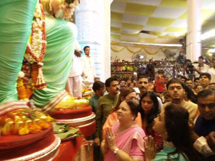 उद्योगपती मुकेश अंबानी यांनी आज सहकुटुंब लालबागच्या राजाचं दर्शन घेतलं