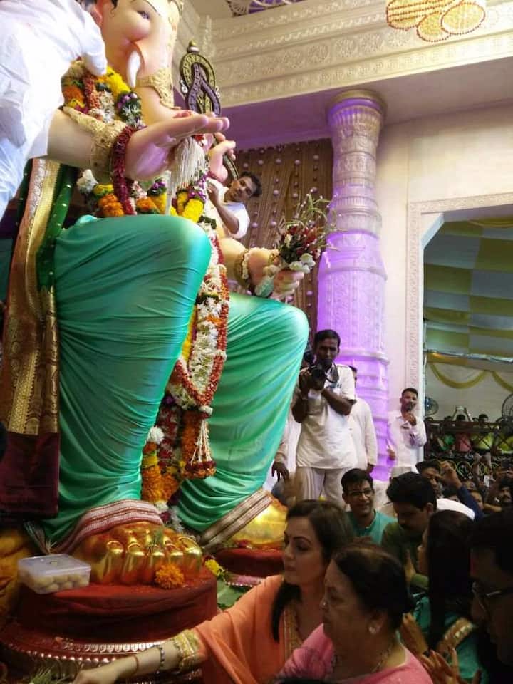उद्योगपती मुकेश अंबानी यांनी आज सहकुटुंब लालबागच्या राजाचं दर्शन घेतलं