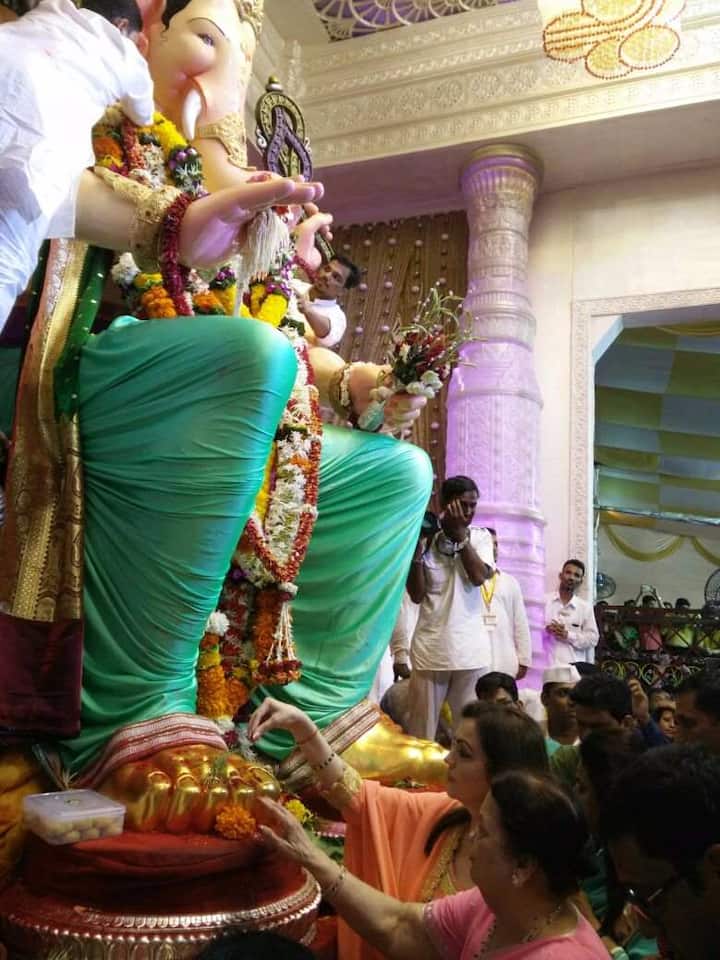 उद्योगपती मुकेश अंबानी यांनी आज सहकुटुंब लालबागच्या राजाचं दर्शन घेतलं