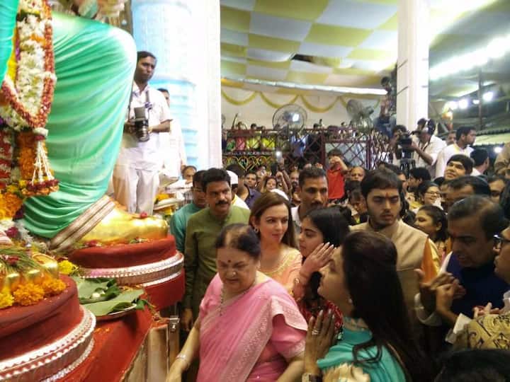 उद्योगपती मुकेश अंबानी यांनी आज सहकुटुंब लालबागच्या राजाचं दर्शन घेतलं
