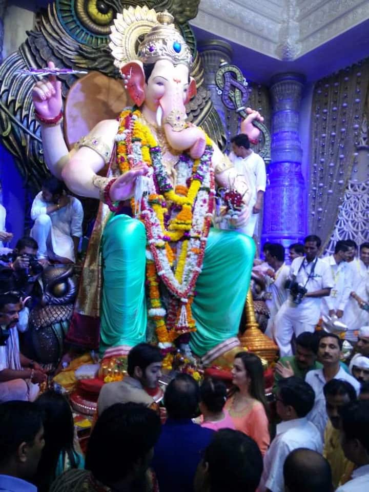 उद्योगपती मुकेश अंबानी यांनी आज सहकुटुंब लालबागच्या राजाचं दर्शन घेतलं