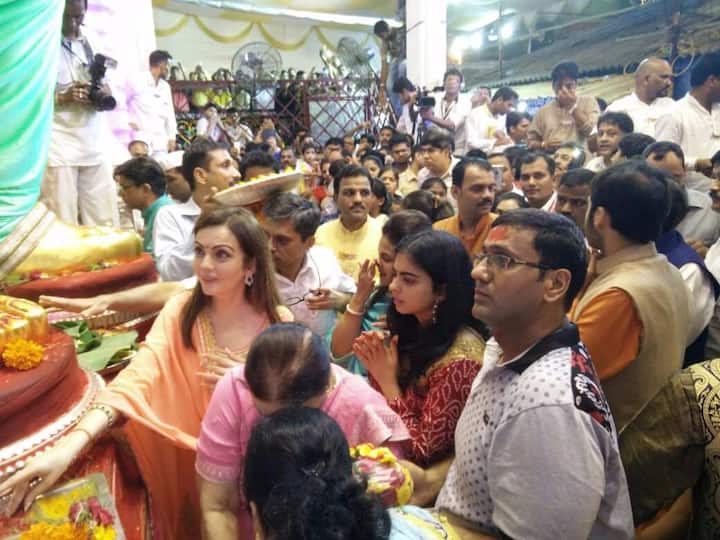 उद्योगपती मुकेश अंबानी यांनी आज सहकुटुंब लालबागच्या राजाचं दर्शन घेतलं