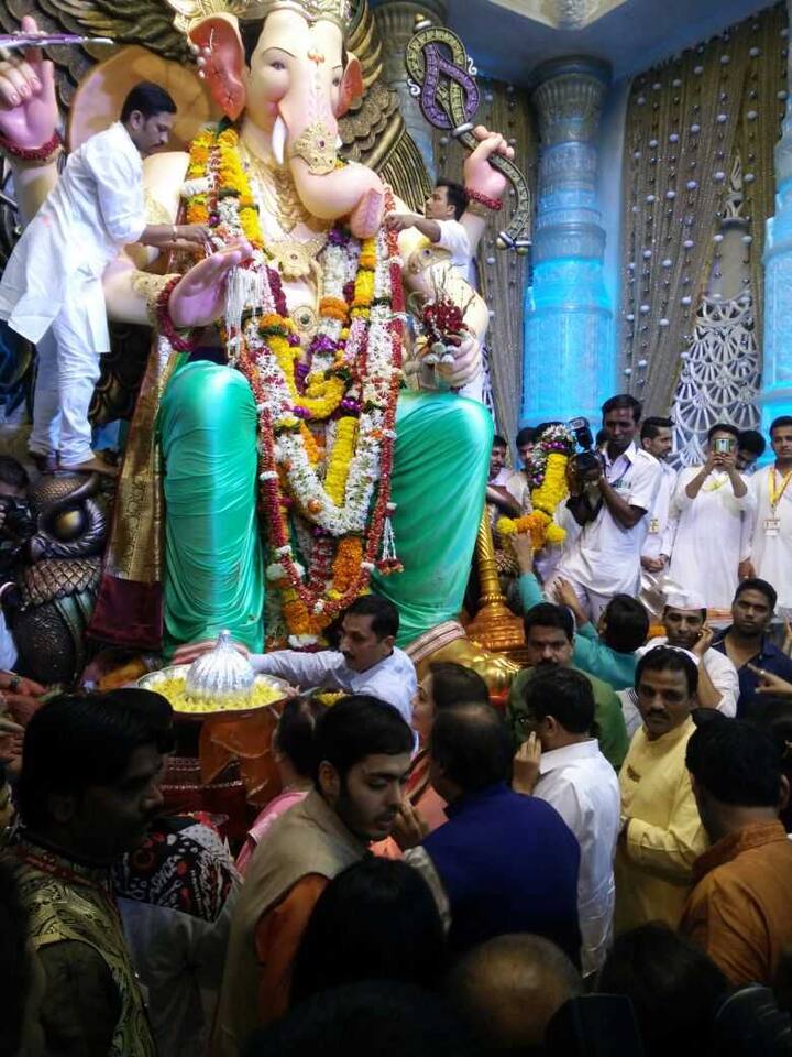 उद्योगपती मुकेश अंबानी यांनी आज सहकुटुंब लालबागच्या राजाचं दर्शन घेतलं