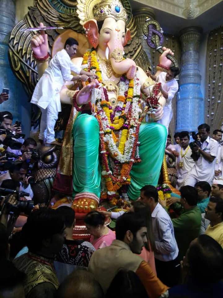 उद्योगपती मुकेश अंबानी यांनी आज सहकुटुंब लालबागच्या राजाचं दर्शन घेतलं
