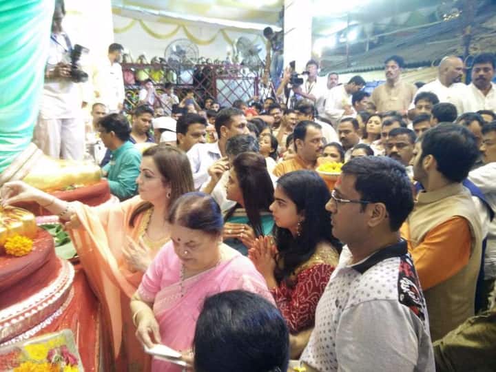 उद्योगपती मुकेश अंबानी यांनी आज सहकुटुंब लालबागच्या राजाचं दर्शन घेतलं
