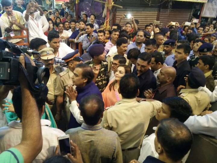 उद्योगपती मुकेश अंबानी यांनी आज सहकुटुंब लालबागच्या राजाचं दर्शन घेतलं