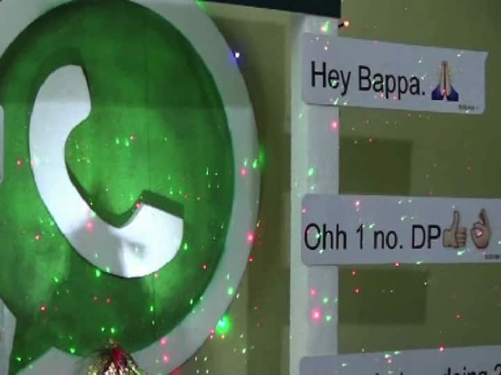 मंगळवार पेठ इथं स्वप्निल यांनी आपल्या घरी हा देखावा केला आहे. यामध्ये बाप्पा मोबाईलवर ऑनलाईन असून ते एका भक्तासोबत चॅटिंग करत आहेत. 