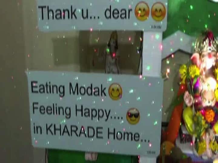 यामध्ये बप्पा आणि भक्त यांच्यातील संवाद, स्माईली आणि इतर गोष्टींही साकारण्यात आल्या आहेत, त्यामुळे हा देखावा पाहाण्यासाठी लोक गर्दी करत आहेत.