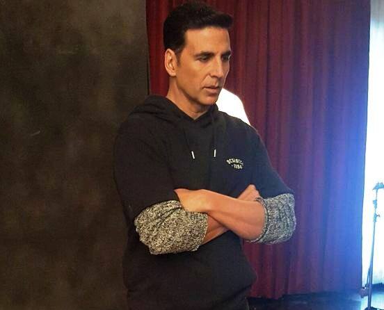 मुंबई मिररच्या वृत्तानुसार, अक्षयने निर्मात्यांना प्रत्येक दिवसाच्या हिशेबाने पैसे देण्यास सांगितलं आहे