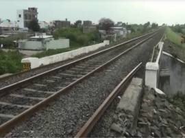 Nanded Dead Body On Railway Track For 7 Hours पोलिस हद्दीच्या वादामुळे मृतदेह सात तास रेल्वे ट्रॅकवरच!