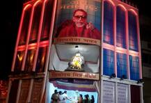 पुण्यातील गणपती मंडळात शिवसेना भवनाचा देखावा 