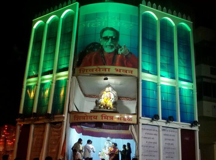 अलका टॉकीज चौकात असलेल्या शिवोदय मंडळाने शिवसेना भवनाचा देखावा केला आहे. 