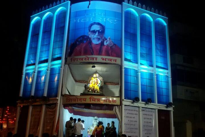 शिवसेना नेत्या नीलम गोऱ्हे यांनी ट्विटरवरुन या मंडळाचे फोटो शेअर केले असून गणेशवंदना आणि आरती केल्याची माहिती त्यांनी दिली.